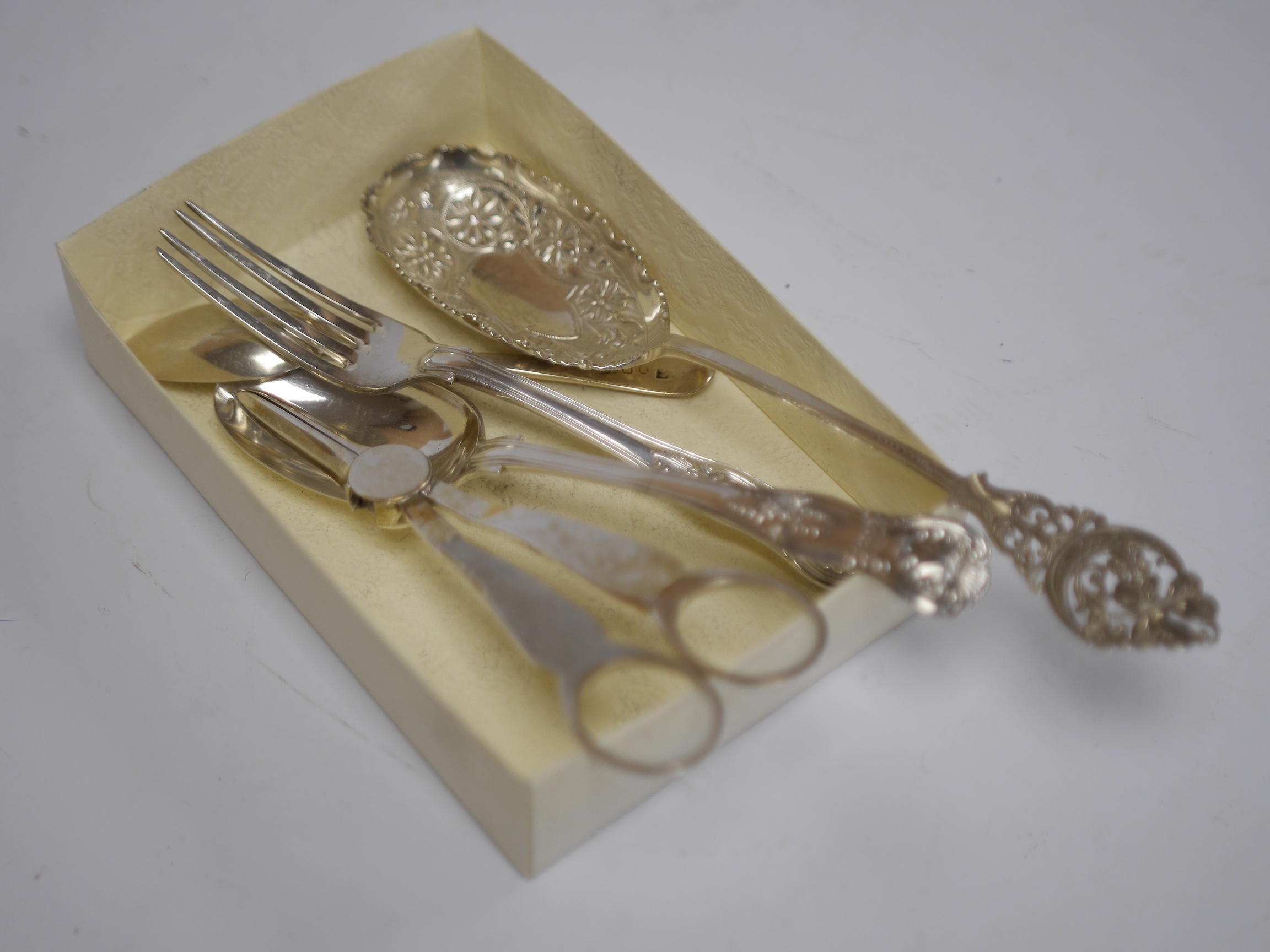 A pair of Edwardian silver grape shears, Sheffield, 1906 and four other items of silver flatware, 9oz. Condition - fair to good